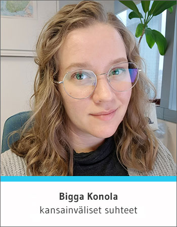 Bigga Konola, kansaninvälisten suhteiden alumni
